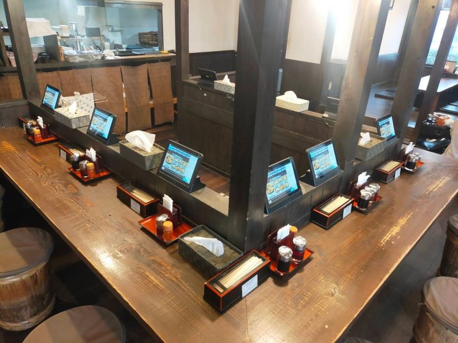 導入事例 カウンター席に並ぶセルフオーダー端末
