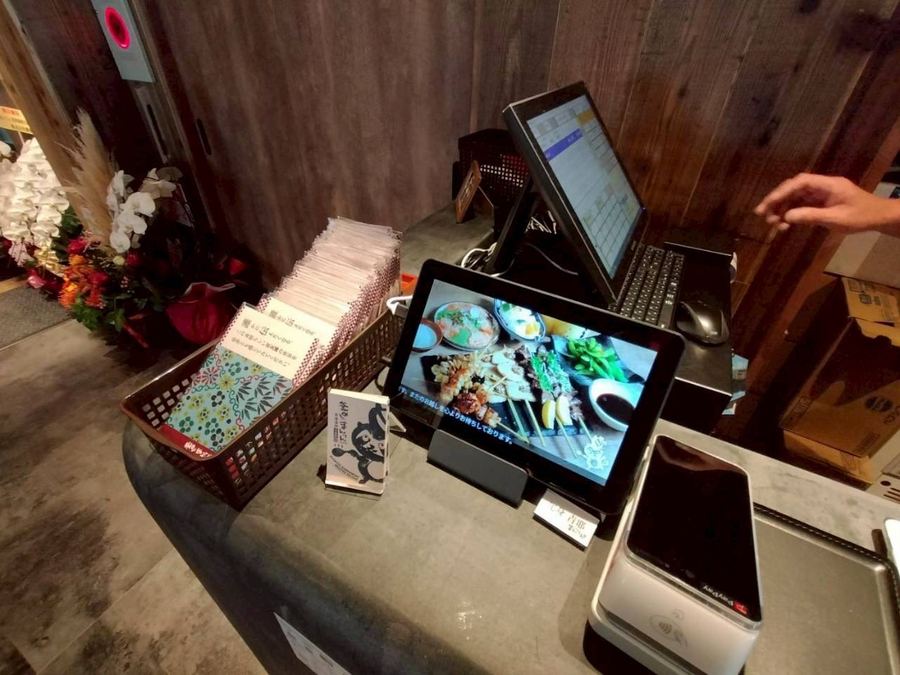 導入事例 カウンターのタブレットとレジまわり